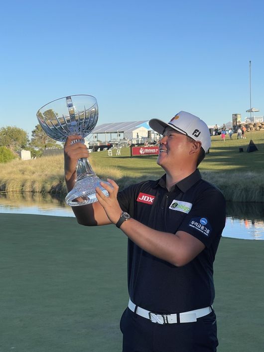 우승컵을 들고 환하게 웃고 있는 임성재. /올댓스포츠 제공.