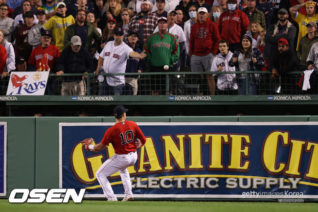 [사진] 13회 보스턴 우익수 헌터 렌프로의 몸을 맞고 담장 밖으로 넘어간 케빈 키어마이어의 타구. ⓒGettyimages(무단전재 및 재배포 금지)