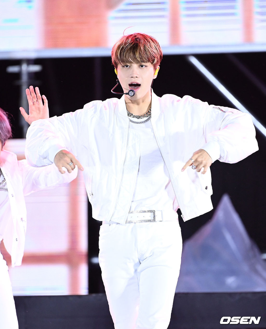 10일 서울 강남구 코엑스 옥상 특설무대에서 열린 '온택트 2021 영동대로 K-POP콘서트’에서 NCT127 태일이 멋진 무대를 펼치고 있다. 2021.10.10 /sunday@osen.co.kr