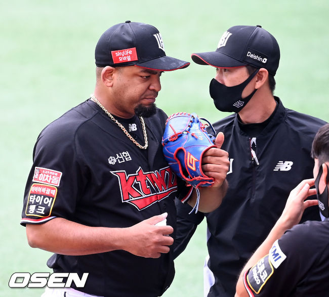 11일 오후 서울 잠실야구장에서 ‘2021 신한은행 SOL KBO 리그’ LG 트윈스와 KT 위즈의 경기가 열렸다.3회말을 마친 KT 선발 데스파이네가 덕아웃으로 들어오며 동료들과 하이파이브를 하고 있다. 21.10.11/ rumi@osen.co.kr