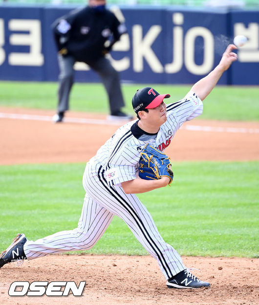 6회초 마운드에 오른 LG 함덕주가 힘차게 공을 뿌리고 있다. 21.10.11/ rumi@osen.co.kr