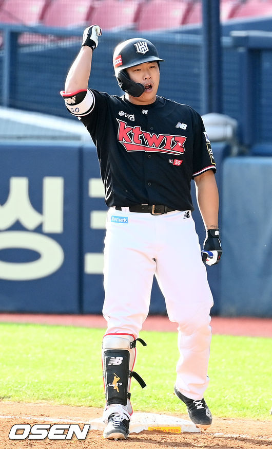 6회초 2사 주자 만루 KT 강백호가 중견수 오른쪽 2타점 적시타를 날린 후 2루에서 기뻐하고 있다. 21.10.11/ rumi@osen.co.kr