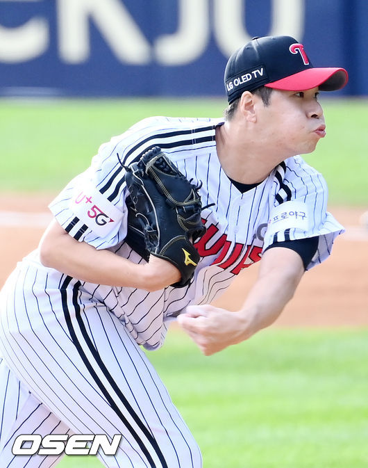 11일 오후 서울 잠실야구장에서 ‘2021 신한은행 SOL KBO 리그’ LG 트윈스와 KT 위즈의 경기가 열렸다.6회초 2사 주자 3루 KT 유한준 타석에서 마운드에 오른 LG 김대유가 힘차게 공을 뿌리고 있다. 21.10.11