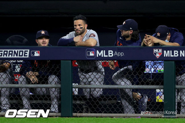 [사진] 호세 알투베와 휴스턴 선수들이 덕아웃에서 경기를 지켜보고 있다. ⓒGettyimages(무단전재 및 재배포 금지)