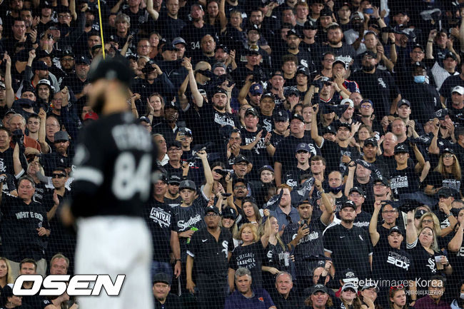 [사진] 시카고 화이트삭스 팬들이 13년 만에 홈에서 열린 포스트시즌 경기를 바라보고 있다. ⓒGettyimages(무단전재 및 재배포 금지)