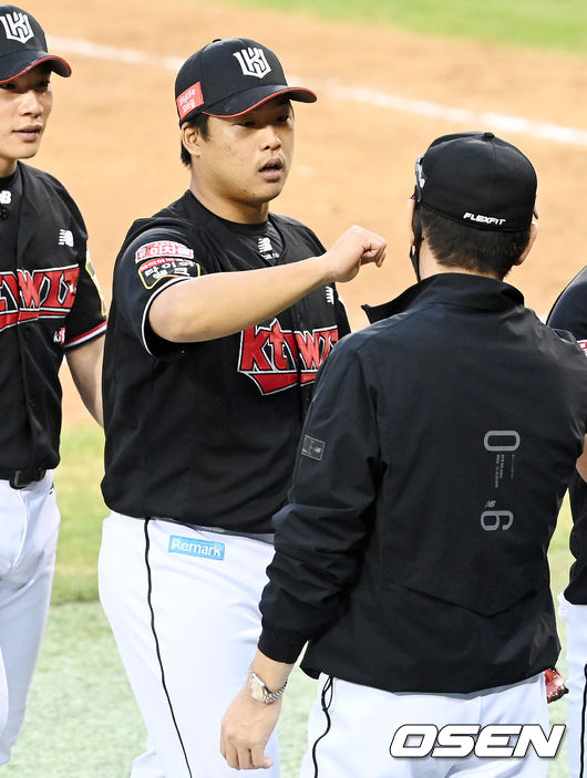 경기를 마치고 KT 강백호가 이강철 감독과 하이파이브를 하고 있다.  21.10.11/ rumi@osen.co.kr