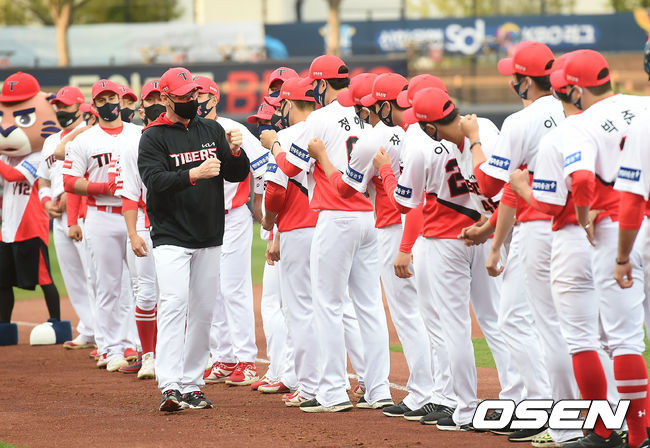 KIA 타이거즈 맷 윌리엄스 감독이 선수들과 인사를 하고 있다. /OSEN DB