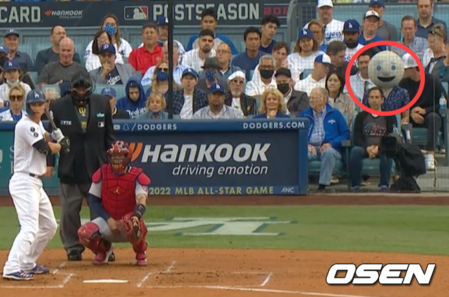 [사진] 지난 7일 열렸던 LA 다저스와 세인트루이스의 와일드카드 게임 때 관중석에 앉아 있던 '루 나'/TBS 중계 화면 캡처