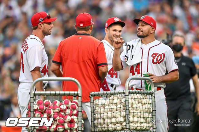 [사진] 지난 7월 훈련에 앞서 맥스 슈어저, 카일 슈워버, 트레아 터너(왼쪽으로부터)와 이야기를 나누고 있는 케빈 롱 타격 코치(오른쪽).ⓒGettyimages(무단전재 및 재배포 금지)