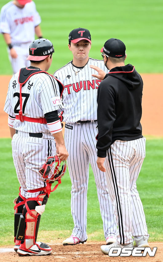 11일 오후 서울 잠실야구장에서 ‘2021 신한은행 SOL KBO 리그’ LG 트윈스와 KT 위즈의 경기가 열렸다.1회초 무사 주자 만루 kt 호잉 타석에서 LG 선발 이민호가 경헌호 코치와 얘기를 나누고 있다. 21.10.11/ rumi@osen.co.kr
