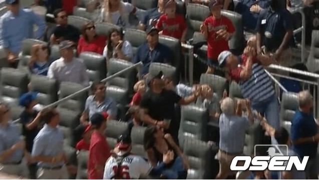 [사진] 파울 타구를 놓치고 있는 관중석의 치퍼 존스. <MLB.com 캡처>