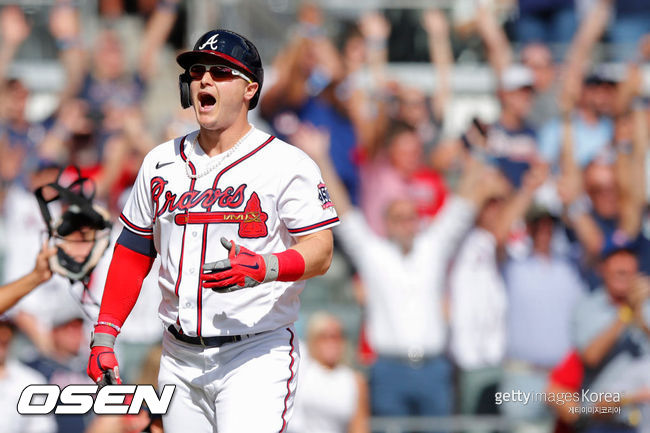 [사진] 애틀랜타의 작 피더슨이 12일(한국시간) 밀워키와의 경기에서 대타 3점 홈런을 날린 뒤 환호하고 있다. 그의 목에는 진주 목걸이가 걸려 있다.ⓒGettyimages(무단전재 및 재배포 금지)