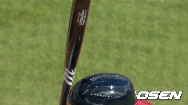 작 피더슨이 홈런을 칠 때 사용했던 방망이에는 앤서니 리조의 이름이 새겨져 있다.<Baseball GIFs 트위터 캡처>