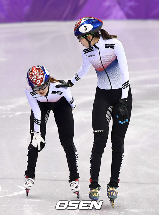 최민정과 심석희가 경기를 마친 뒤 대화를 나누고 있다. /rumi@osen.co.kr