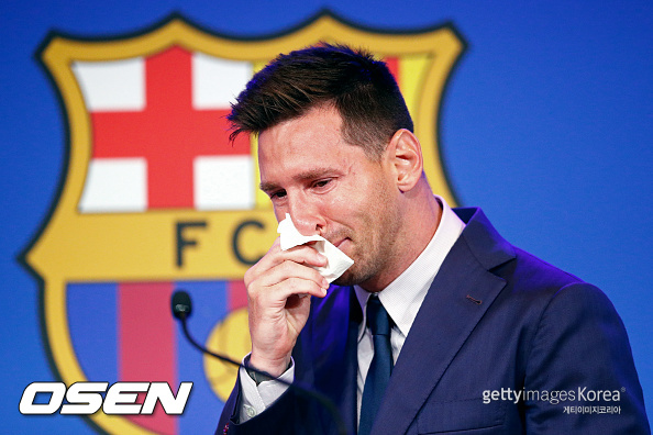 BARCELONA, SPAIN - AUGUST 08: Lionel Messi of FC Barcelona faces the media during a press conference at Nou Camp on August 08, 2021 in Barcelona, Spain. (Photo by Eric Alonso/Getty Images)
