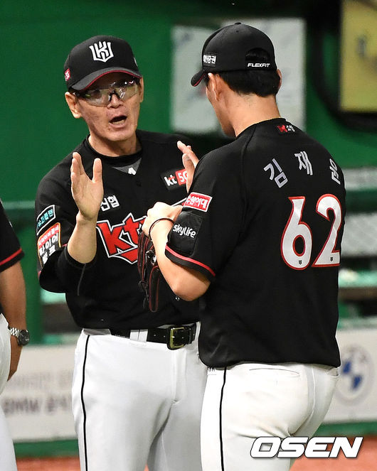 KT 이강철 감독(좌)과 김재윤 / OSEN DB