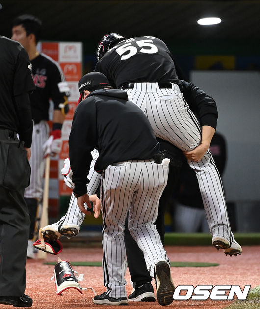 12일 오후 인천 SSG 랜더스필드에서 SSG 랜더스와 LG 트윈스의 경기가 열렸다.2회초 무사에서 SSG 최민준의 투구에 맞은 LG 채은성이 트레이너에 업혀 교체되고 있다. 2021.10.12 /sunday@osen.co.kr