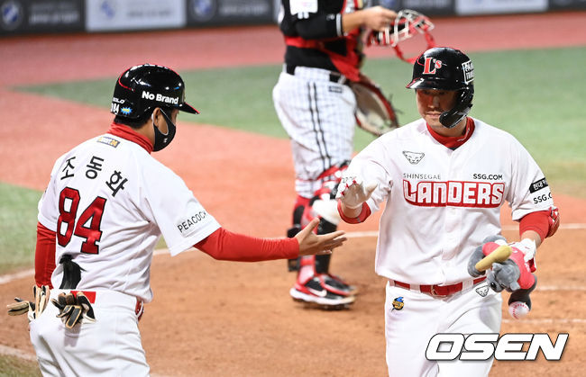 12일 오후 인천 SSG 랜더스필드에서 SSG 랜더스와 LG 트윈스의 경기가 열렸다.4회말 2사에서 SSG 최정이 좌중월 솔로 홈런을 치고 홈에서 조동화 코치의 축하를 받고 있다. 2021.10.12 /sunday@osen.co.kr