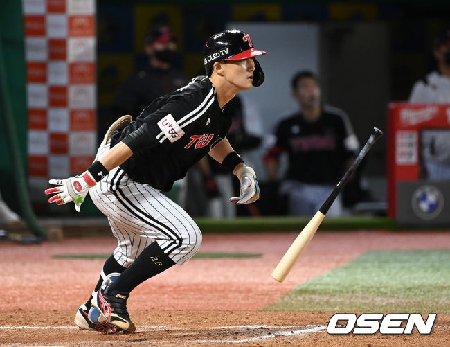 12일 오후 인천 SSG 랜더스필드에서 SSG 랜더스와 LG 트윈스의 경기가 열렸다.7회초 2사 2루에서 LG 이상호가 우중간  적시타를 치고 있다. 2021.10.12 /sunday@osen.co.kr