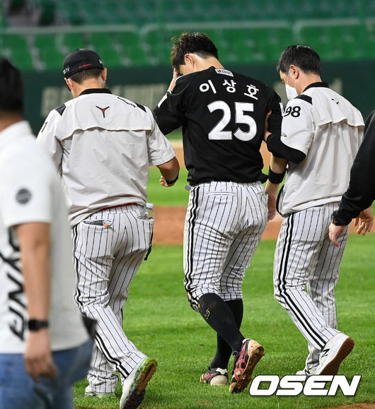 9회 1사 1,2루에서 SSG 고명준과 충돌한 LG 이상호가 트레이너의 부축을 받으며 경기장을 나가고 있다. 2021.10.12 /sunday@osen.co.kr