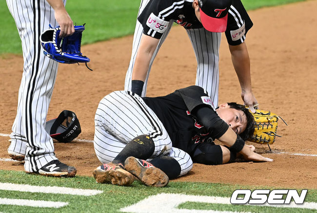 경기 종료 후 SSG 고명준과 충돌한 LG 이상호가 고통스러워하고 있다. 2021.10.12