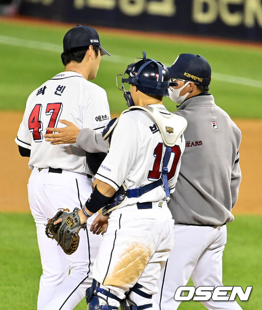 6회초 1사 1,2루에서 두산 곽빈이 교체되고 있다.  2021.10.12 /jpnews@osen.co.kr