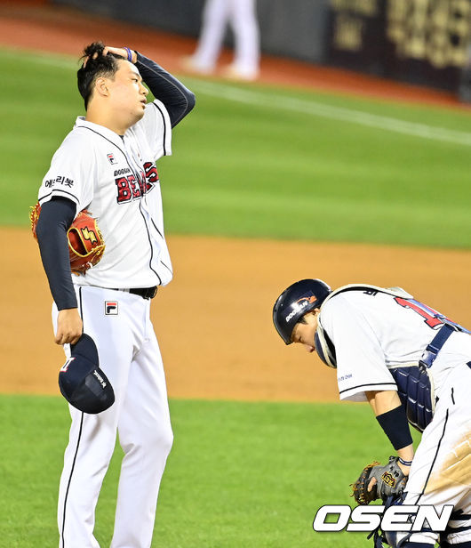 7회초 1사 만루에서 두산 이영하가 KT 호잉에 밀어내기 볼넷으로 동점을 허용하며 박세혁과 아쉬워하고 있다.  2021.10.12 /jpnews@osen.co.kr
