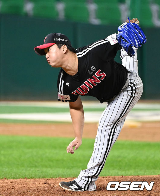 12일 오후 인천 SSG 랜더스필드에서 SSG 랜더스와 LG 트윈스의 경기가 열렸다.9회말 LG 고우석이 역투하고 있다. 2021.10.12 /sunday@osen.co.kr