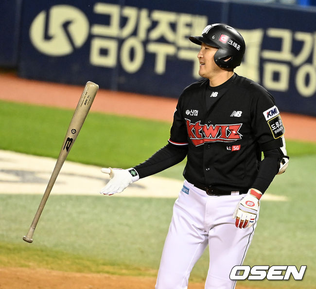 7회초 1사 만루에서 KT 유한준이 삼진에 아쉬워하고 있다.  2021.10.12 /jpnews@osen.co.kr