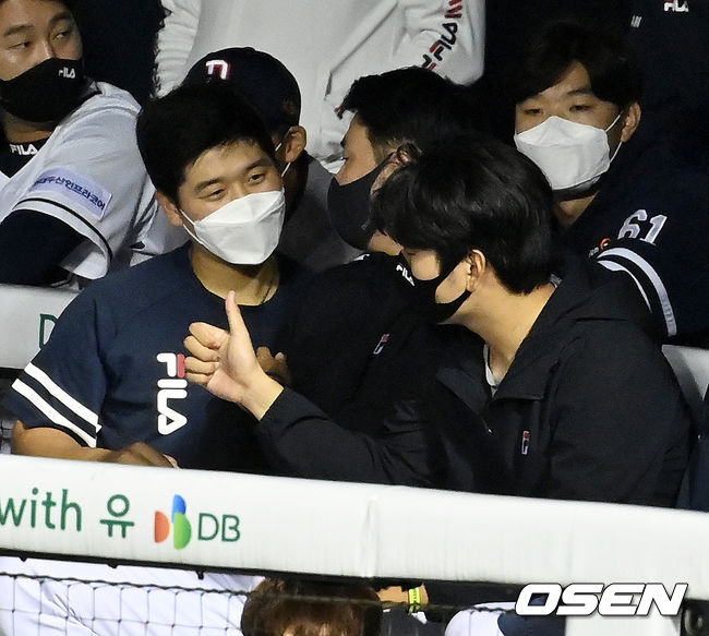 9회초 두산 곽빈이 김명신을 향해 엄지 손가락을 치켜들고 있다. 2021.10.12 /jpnews@osen.co.kr