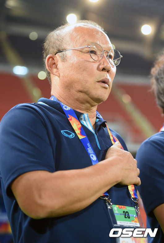 16일 오후 태국 라자망갈라 스타디움에서 '2020 아시아축구연맹(AFC) U-23 챔피언십' 조별리그 베트남과 북한의 경기가 열렸다.<br /><br />베트남 박항서 감독이 국가를 부르고 있다. /youngrae@osen.co.kr