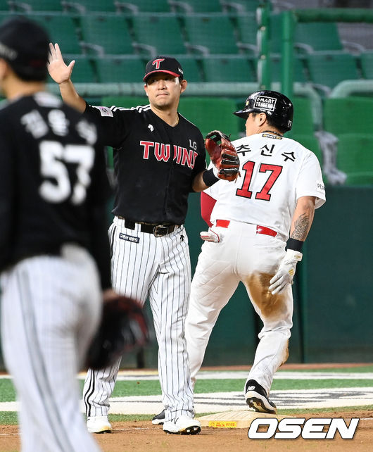 12일 SSG 랜더스와 LG 트윈스의 경기. 6회말 1사 1,2루에서 SSG 2루주자 추신수가 도루에 성공하고 있다./OSEN DB 