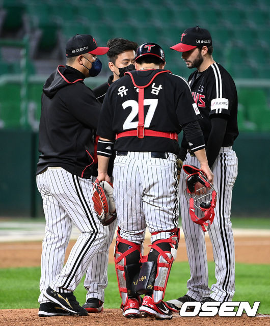 12일 인천 SSG 랜더스필드에서 SSG 랜더스와 LG 트윈스의 경기가 열렸다. 3회말 1사 1루에서 마운드를 방문한 LG 경헌호 코치가 수아레즈와 이야기를 나누고 있다./OSEN DB