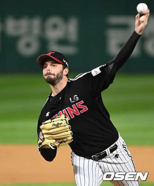 LG 선발 투수 수아레즈가 12일 SSG전에서 역투하고 있다./OSEN DB