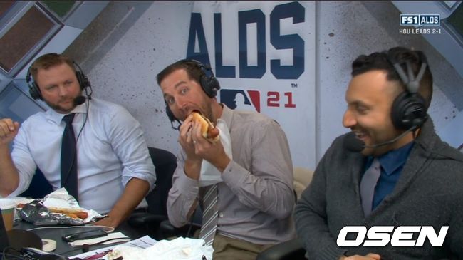 ALDS 생방송 중 핫도그 먹방을 선보이고 있는 애덤 웨인라이트. <로버트 머레이 트위터 캡처>