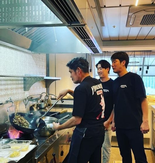 SSG 랜더스 투수 박종훈(오른쪽)은 12일 SNS에 정용진 구단주의 식사 초대 자리를 공개했다. / 박종훈 SNS