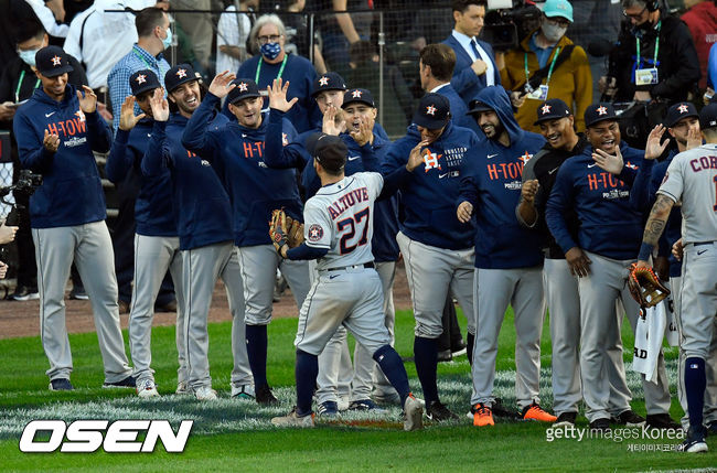 [사진] 휴스턴 쐐기 홈런의 주인공 호세 알투베가 13일(한국시간) 벌어진 시카고 화이트삭스와의 ALDS 4차전에서 승리한 뒤 자신보다 머리 하나 씩은 더 큰 동료들과 하이파이브를 하고 있다.ⓒGettyimages(무단전재 및 재배포 금지)