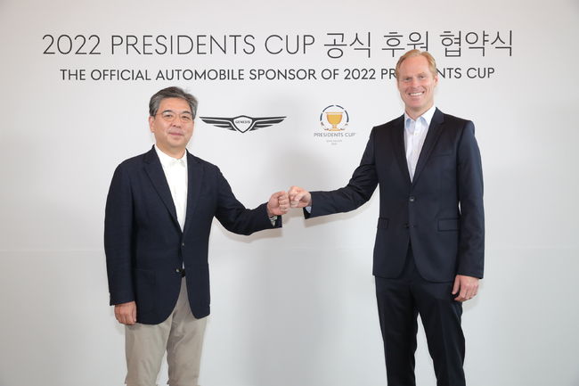 지난 10일 잭 니클라우스 골프클럽 코리아에서 진행된 프레지던츠 컵 협약식에서  제네시스 브랜드 장재훈 사장(왼쪽)과 크리스찬 하디 PGA투어 수석 부사장이 기념 사진 촬영을 하고 있다.