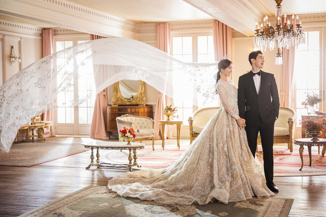 최운정 프로와 예비신랑의 웨딩 사진. /볼빅 제공. 