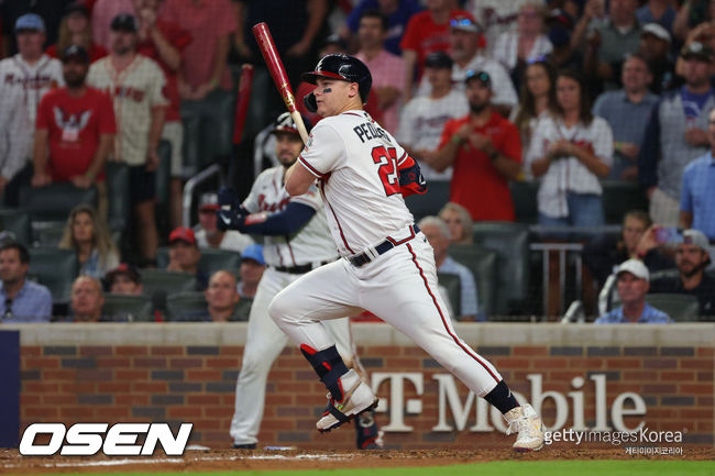 [사진] 피더슨은 2021년 10월 13일(한국시간) 밀워키전에서 만루 찬스에서 내야 땅볼을 쳤다. ⓒGettyimages(무단전재 및 재배포 금지)