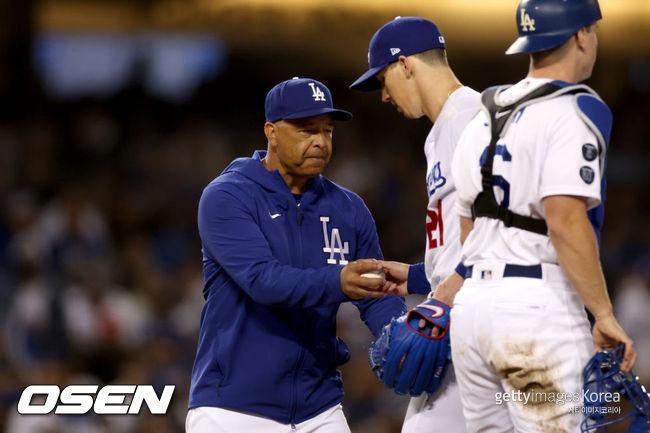 [사진] 다저스 데이브 로버츠 감독이 5회 선발 워커 뷸러를 교체하고 있다. ⓒGettyimages(무단전재 및 재배포 금지)