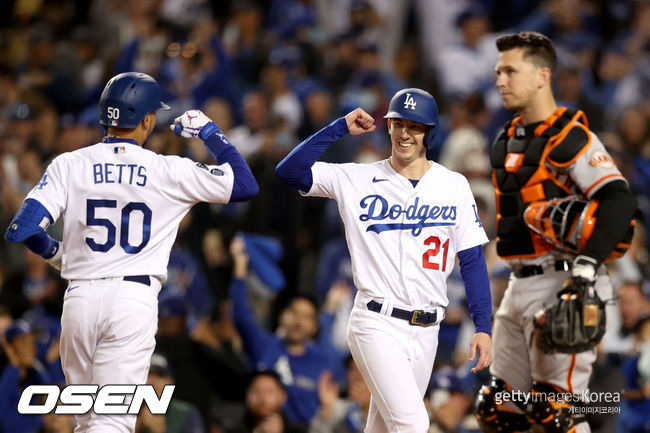 [사진] 다저스 무키 베츠가 4회 투런 홈런을 터뜨린 뒤 워커 뷸러와 기뻐하고 있다. ⓒGettyimages(무단전재 및 재배포 금지)