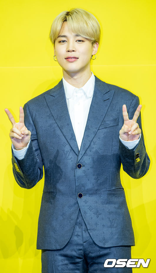 21일 오후 서울 송파구 올림픽공원 올림픽홀에서 방탄소년단(BTS)의 새 디지털 싱글 'Butter' 발매 기념 글로벌 기자간담회 포토타임이 진행됐다.<br /><br />그룹 방탄소년단(RM, 진, 슈가, 제이홉, 지민, 뷔, 정국)의 새 싱글 'Butter'는 오늘(21일) 오후 1시(한국시각)에 전 세계 동시에 발매된다. <br /><br />방탄소년단의 새 디지털 싱글 'Butter'는 마음을 흔드는 방탄소년단의 귀여운 고백을 담은 청량하고 중독성 강한 댄스 팝 장르의 서머송이다. 버터처럼 부드럽게 스며드는 방탄소년단의 독보적인 매력을 느낄 수 있는 곡으로 방탄소년단만의 음악적 스타일을 더한 것으로 알려져 기대를 모으고 있다.<br /><br />방탄소년단(BTS) 지민이 무대 위에서 포토타임을 갖고 있다./ rumi@osen.co.kr<br />
