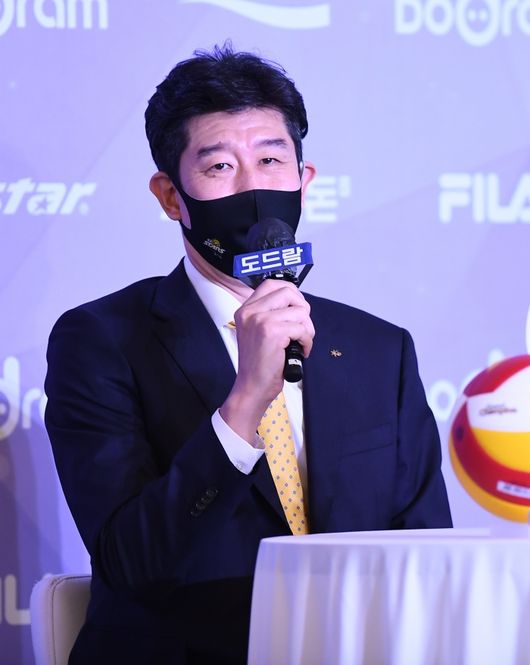 KB손해보험 신임 후인정(48) 감독이 13일 미디어데이에서 새 시즌을 앞둔 소감을 밝혔다. / KOVO 제공