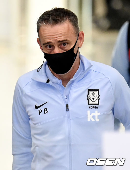 벤투 감독이 이끄는 축구대표팀이 2022 국제축구연맹(FIFA) 카타르 월드컵 최종예선 이란전을 마치고 13일 오후 인천국제공항을 통해 한국으로 입국했다. 축구대표팀 벤투 감독이 입국장을 나서고 있다.  2021.10.013/ksl0919@osen.co.kr