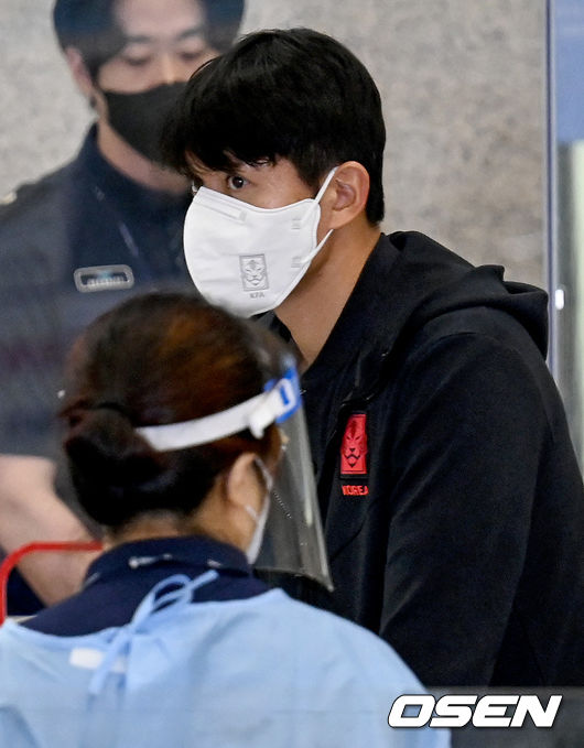 벤투 감독이 이끄는 축구대표팀이 2022 국제축구연맹(FIFA) 카타르 월드컵 최종예선 이란전을 마치고 13일 오후 인천국제공항을 통해 한국으로 입국했다. 축구대표팀 홍철이 입국장을 나서고 있다.  2021.10.013/ksl0919@osen.co.kr