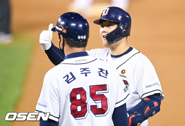 6회말 2사 2,3루 두산 대타 최용제가 동점 2타점 적시타를 날리고 세리머니를 하고 있다. 2021.10.13 / soul1014@osen.co.kr