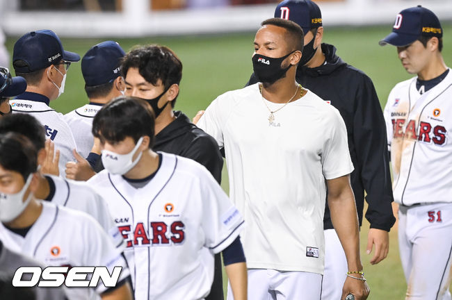 경기종료 후 두산 미란다가 코칭스태프와 하이파이브를 하고 있다.  2021.10.13 / soul1014@osen.co.kr