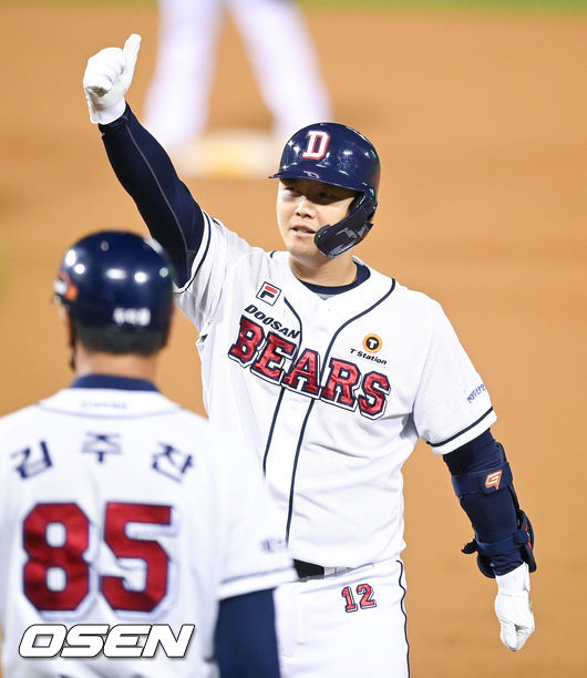 6회말 2사 2,3루 두산 대타 최용제가 동점 2타점 적시타를 날리고 세리머니를 하고 있다. 2021.10.13 / soul1014@osen.co.kr