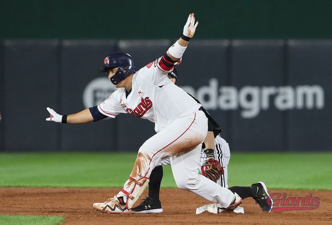 2루까지 주루플레이를 펼친 롯데 한동희 /롯데 자이언츠 제공
